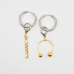 Miniature du produit Boucles d’Oreilles Asymétriques en Acier Inoxydable avec Chaînes et Piercing Dorés #1