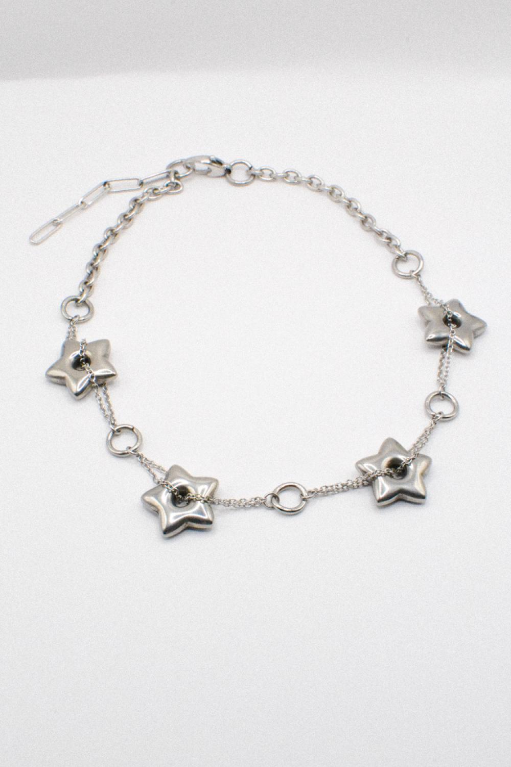 Photo du bijoux :  Collier Ras de Cou Étoiles Argentées #2