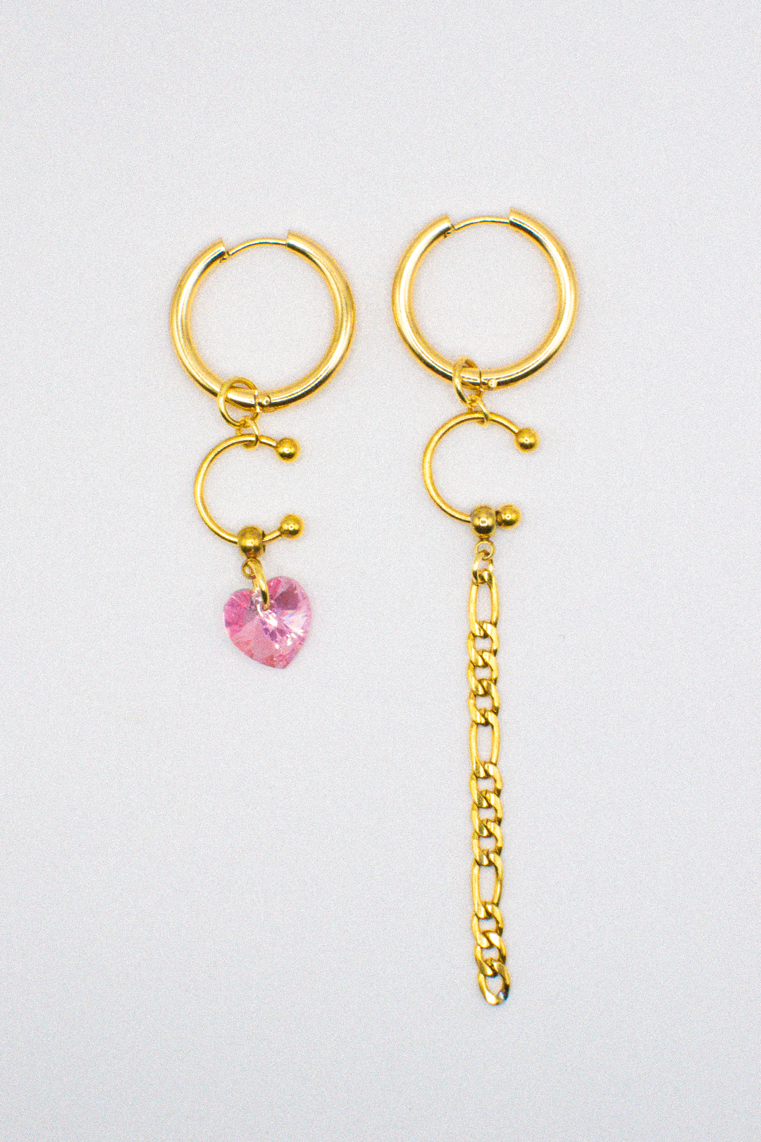 Photo du bijoux :  Boucles d’oreilles “Léna” – Cœur Rose & Chaîne Dorée #1