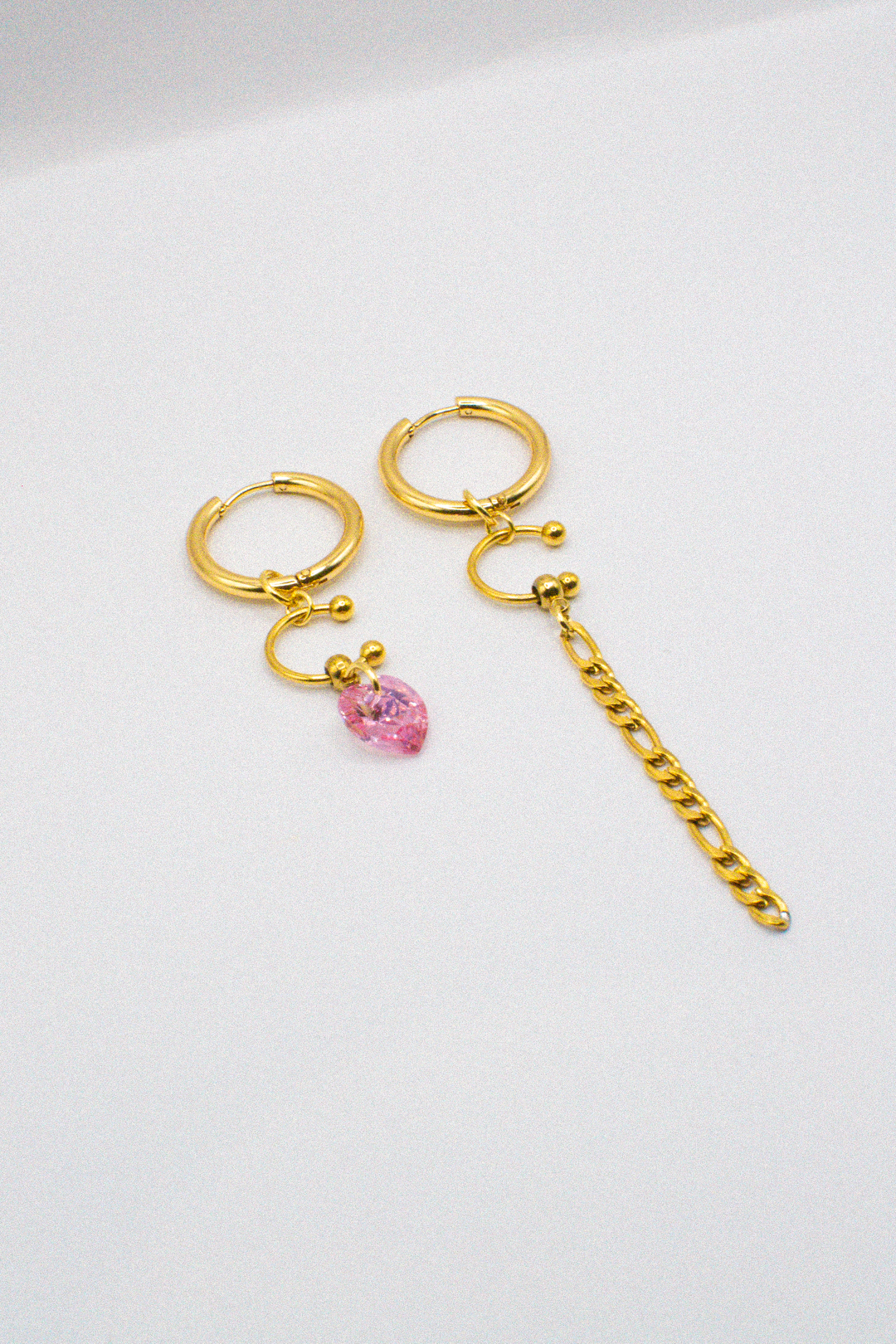Photo du bijoux :  Boucles d’oreilles “Léna” – Cœur Rose & Chaîne Dorée #2