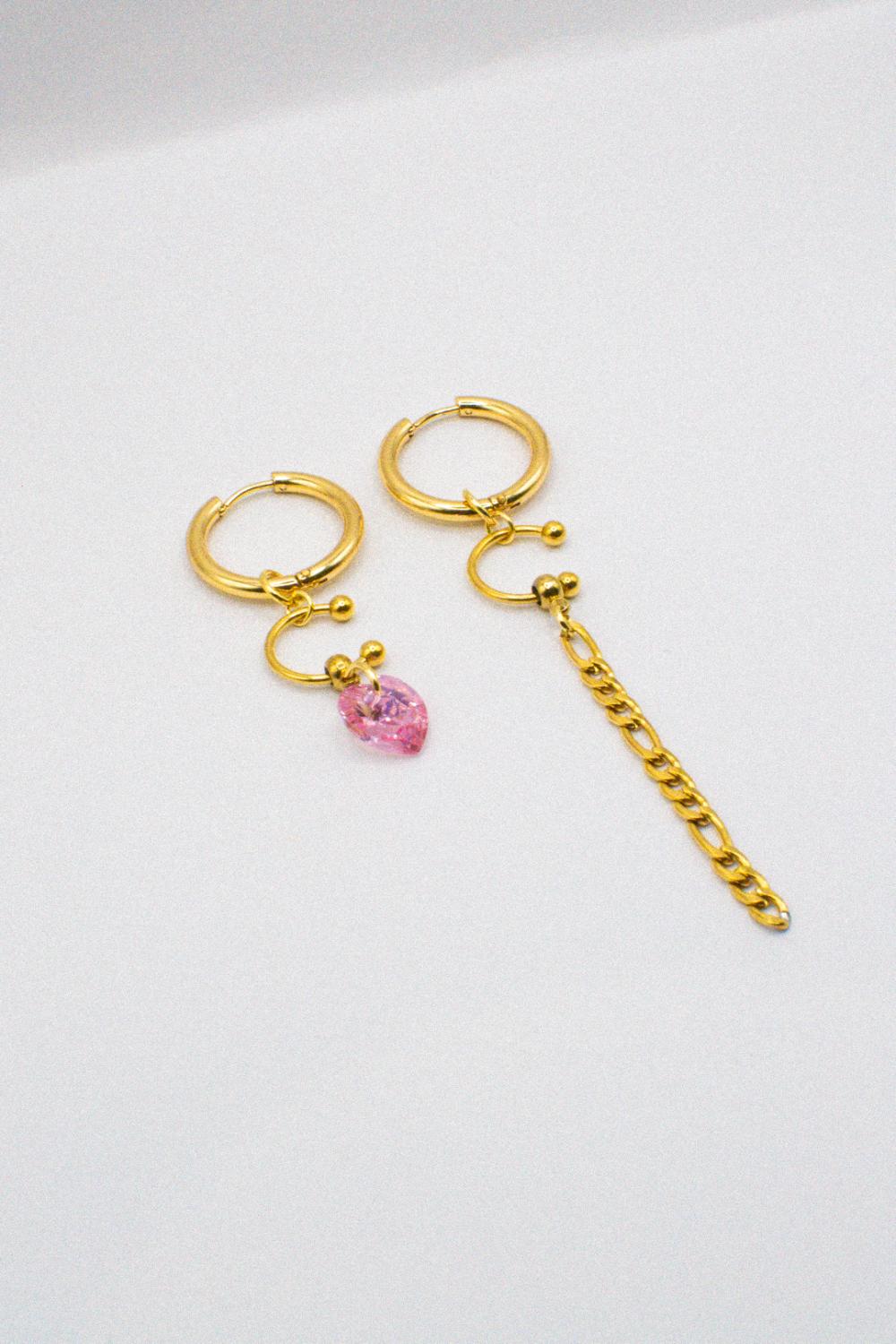 Photo du bijoux :  Boucles d’oreilles “Léna” – Cœur Rose & Chaîne Dorée #2