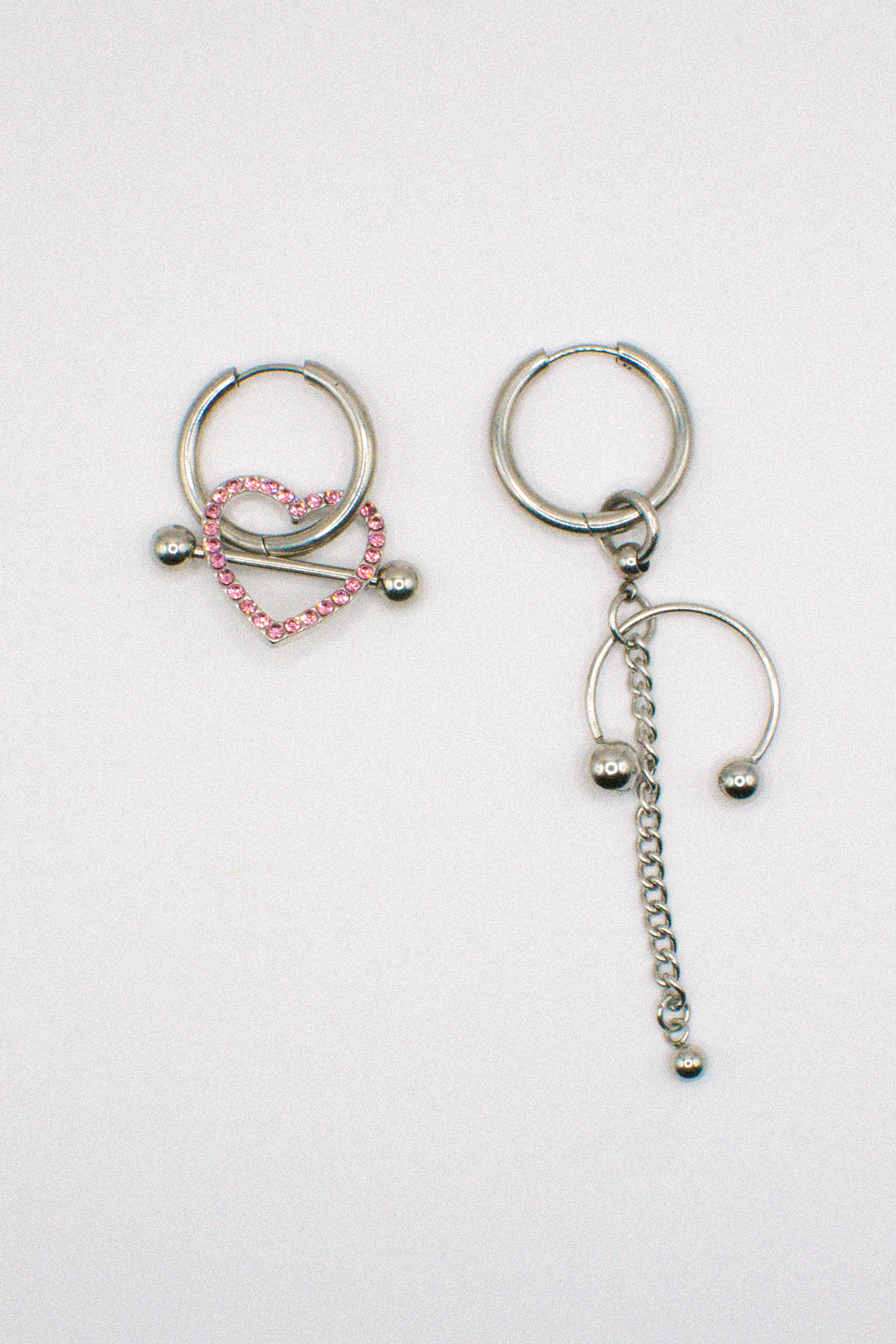 Photo du bijoux :  Boucles d’oreilles “Sasha” – Cœur Piercing & Chaîne Argentée #1