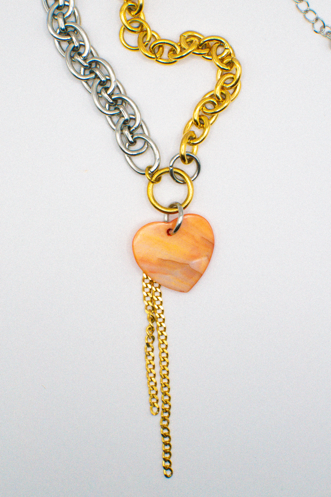 Photo du bijoux :  Collier “Solène” – Cœur Nacré & Chaînes Bicolores #2