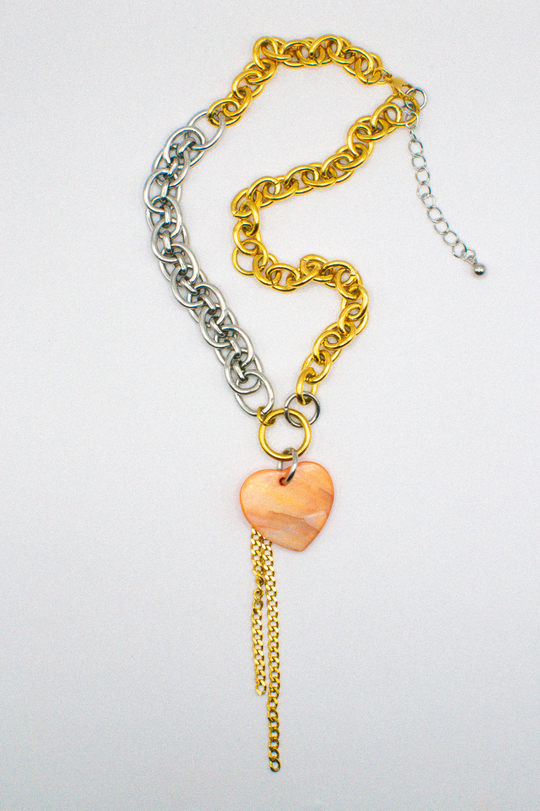 Photo du bijoux :  Collier “Solène” – Cœur Nacré & Chaînes Bicolores #4