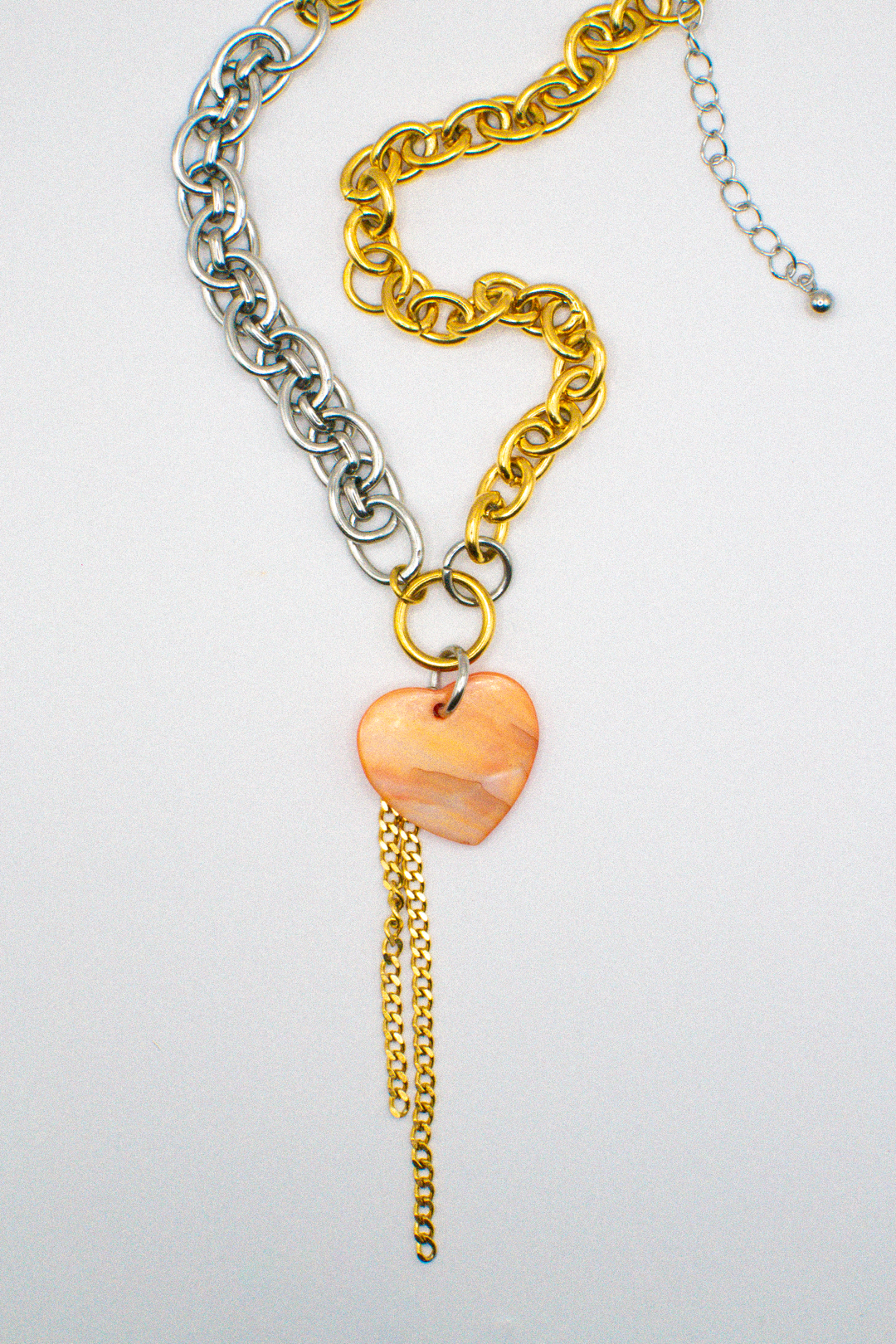 Photo du bijoux :  Collier “Solène” – Cœur Nacré & Chaînes Bicolores #5