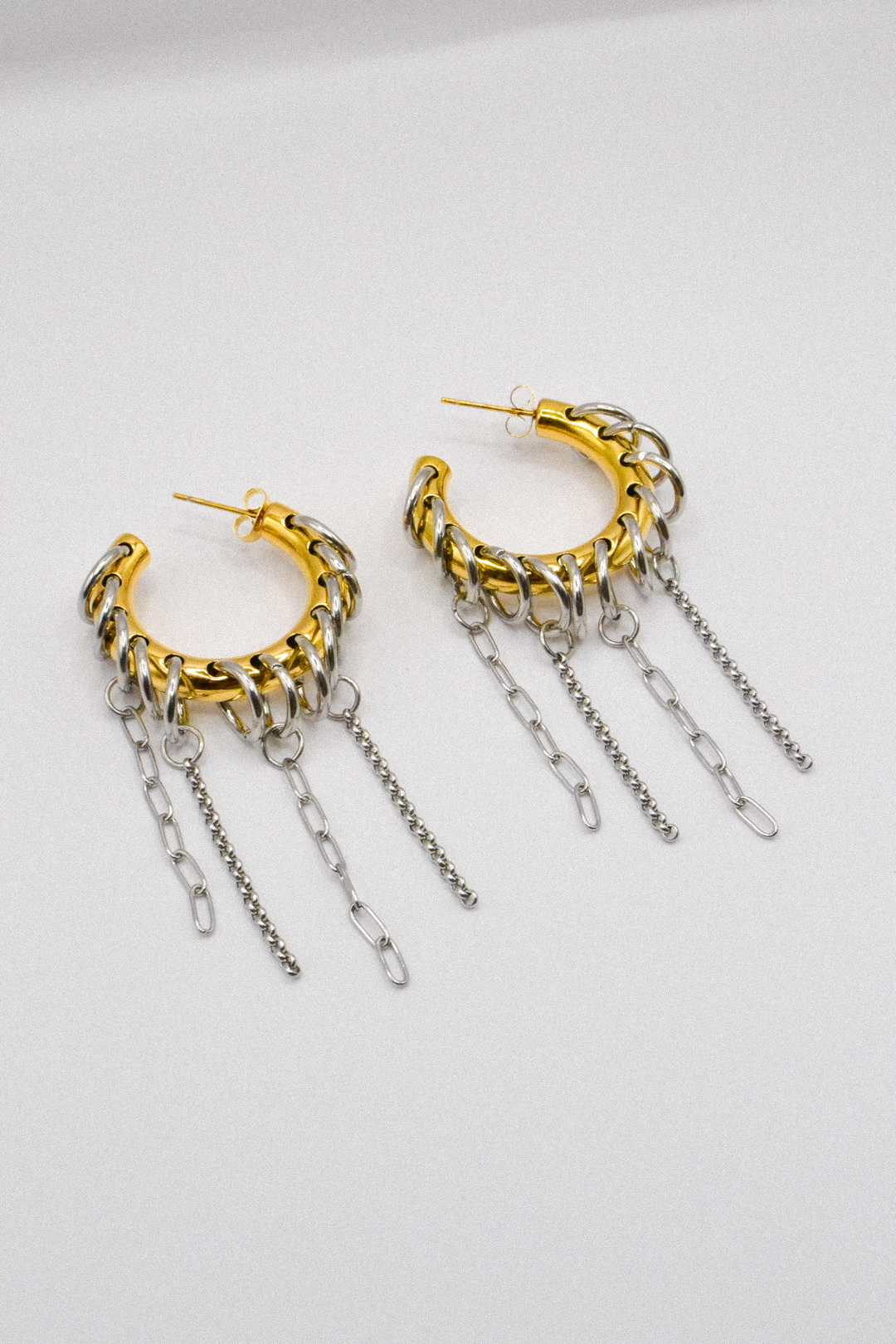 Photo du bijoux :  Boucles d’oreilles “Cassie” – Chaînes Argentées & Anneaux Dorés #1