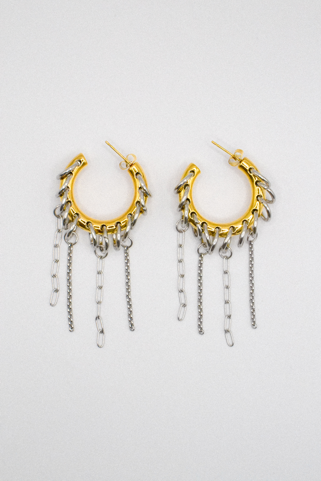 Photo du bijoux :  Boucles d’oreilles “Cassie” – Chaînes Argentées & Anneaux Dorés #2