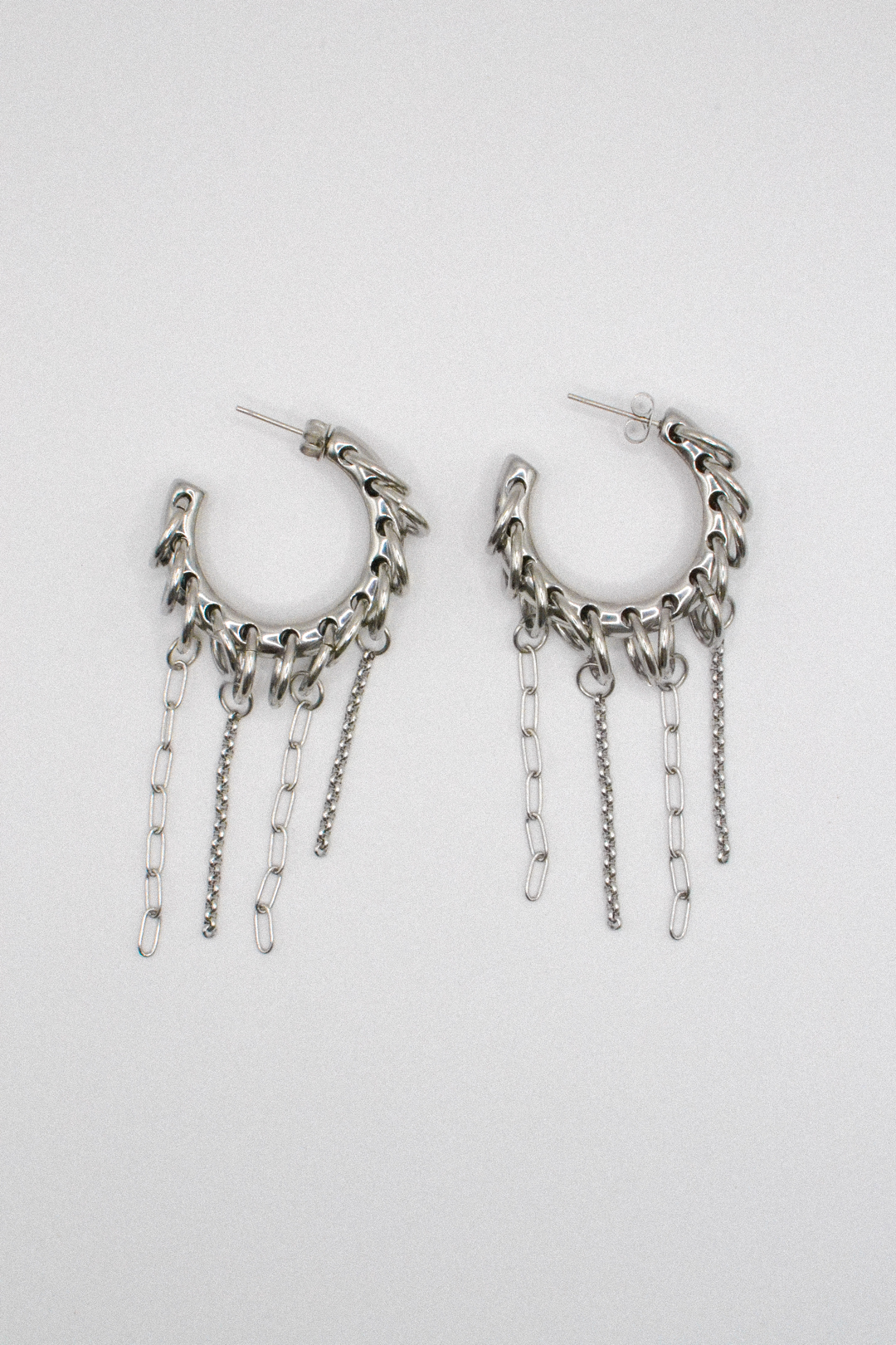 Photo du bijoux :  Boucles d’oreilles “Cassie” argentées – Chaînes Argentées & Anneaux Argentés #1