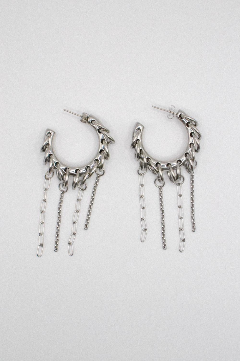 Photo du bijoux :  Boucles d’oreilles “Cassie” argentées – Chaînes Argentées & Anneaux Argentés #1