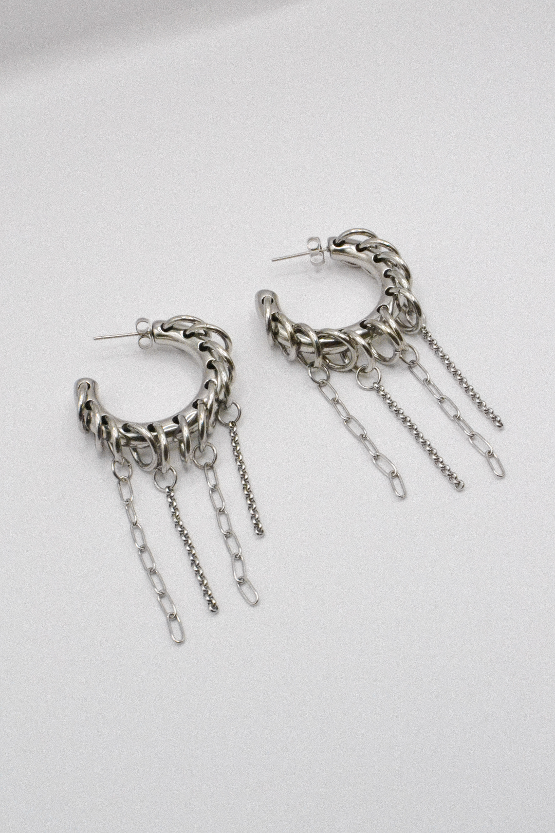 Photo du bijoux :  Boucles d’oreilles “Cassie” argentées – Chaînes Argentées & Anneaux Argentés #2