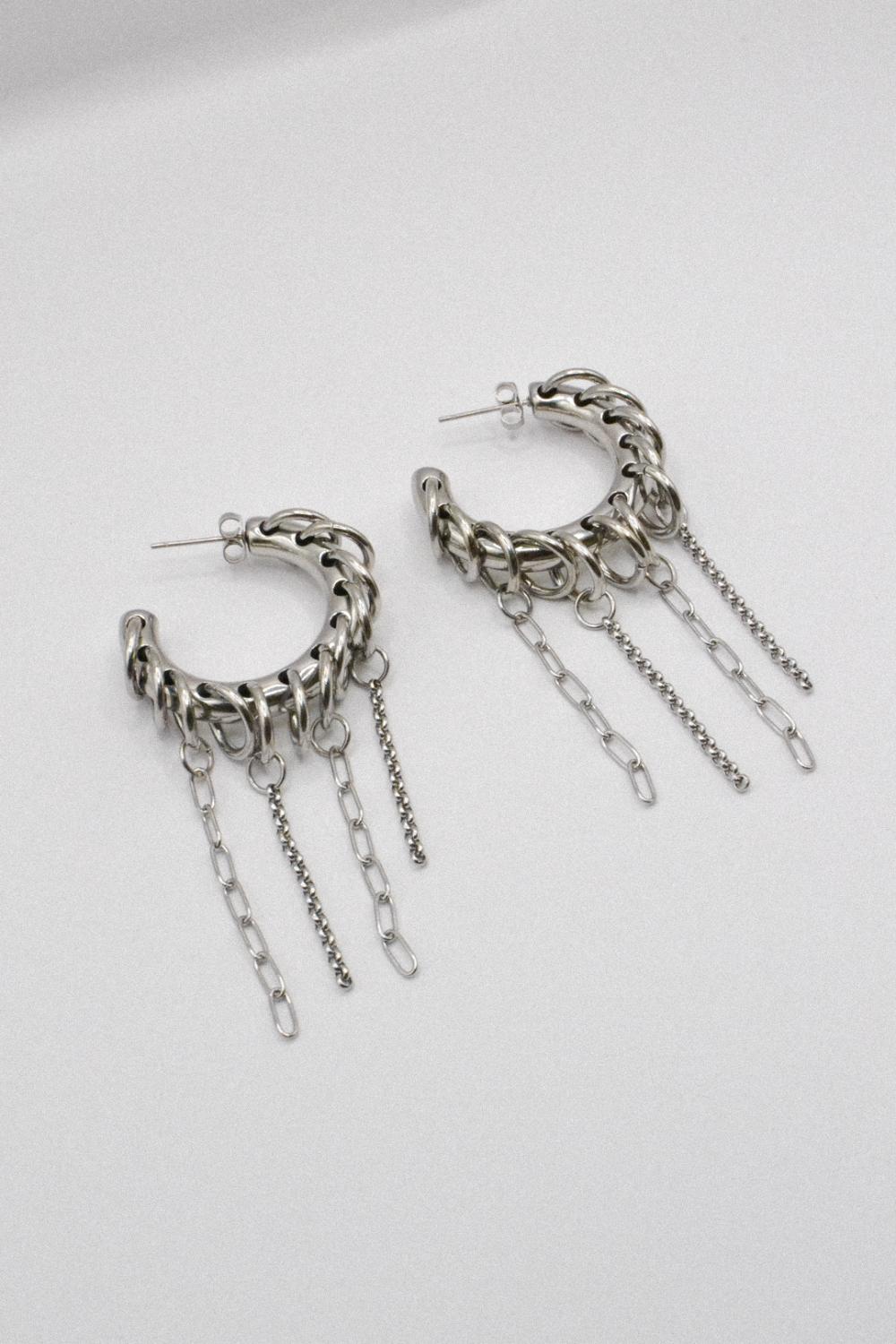 Photo du bijoux :  Boucles d’oreilles “Cassie” argentées – Chaînes Argentées & Anneaux Argentés #2
