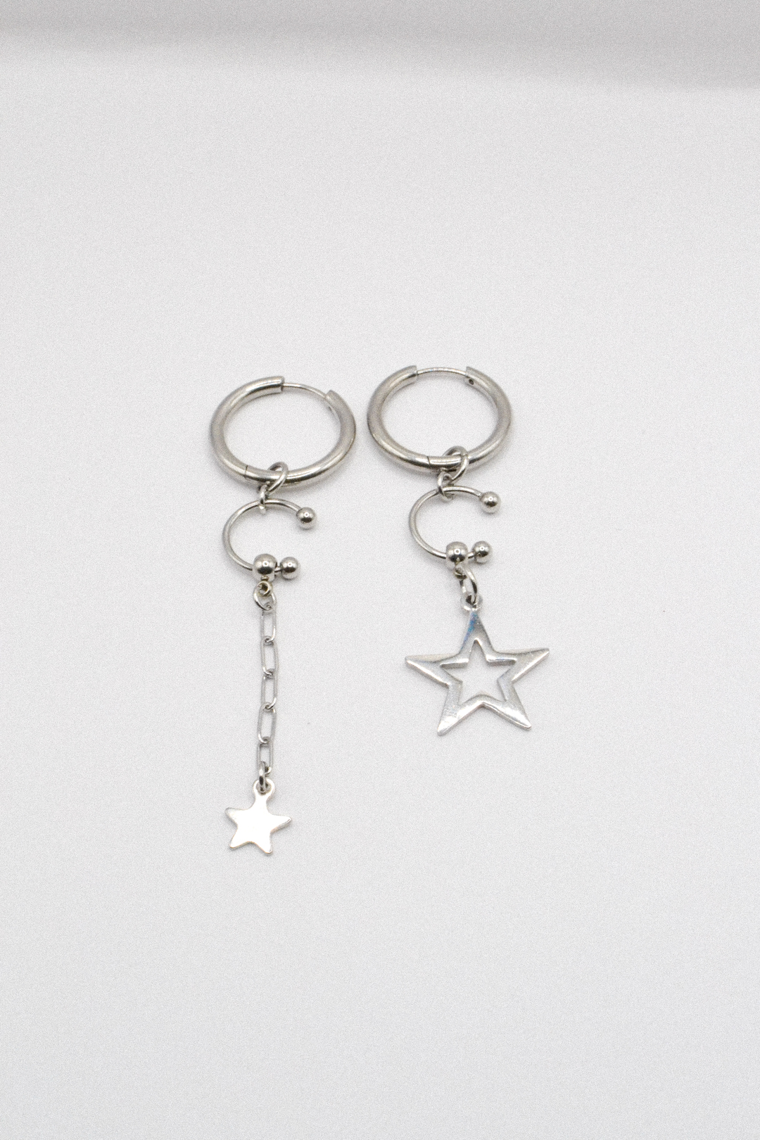 Photo du bijoux :  Boucles d’oreilles “Stella” – Étoiles asymétriques en acier inoxydable #2