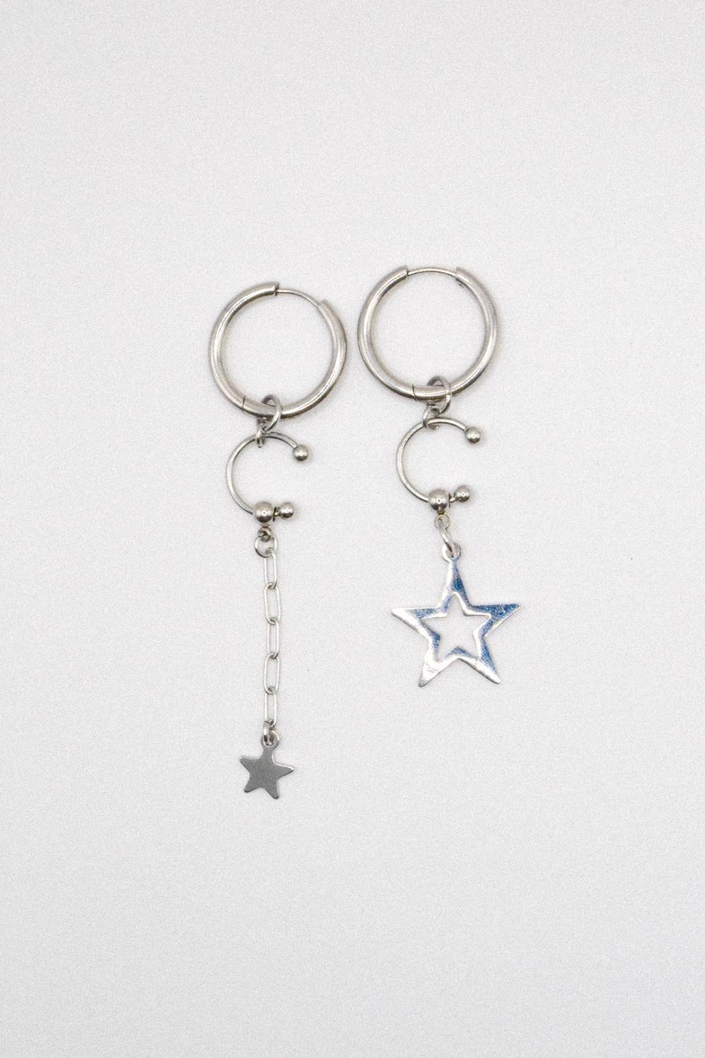 Photo du bijoux :  Boucles d’oreilles “Stella” – Étoiles asymétriques en acier inoxydable #1