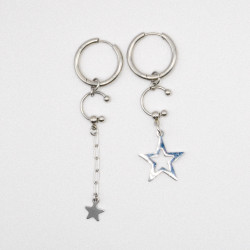 Photo du bijoux : Boucles d’oreilles “Stella” – Étoiles asymétriques en acier inoxydable