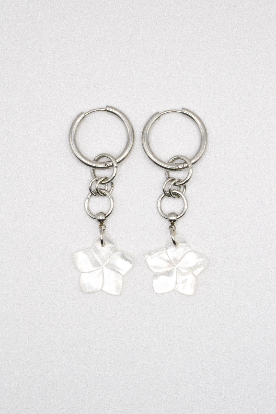 Photo du bijoux :  Boucles d’oreilles “Vahi” – Fleurs en nacre et acier inoxydable #1