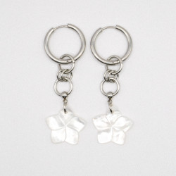 Photo du bijoux : Boucles d’oreilles “Vahi” – Fleurs en nacre et acier inoxydable