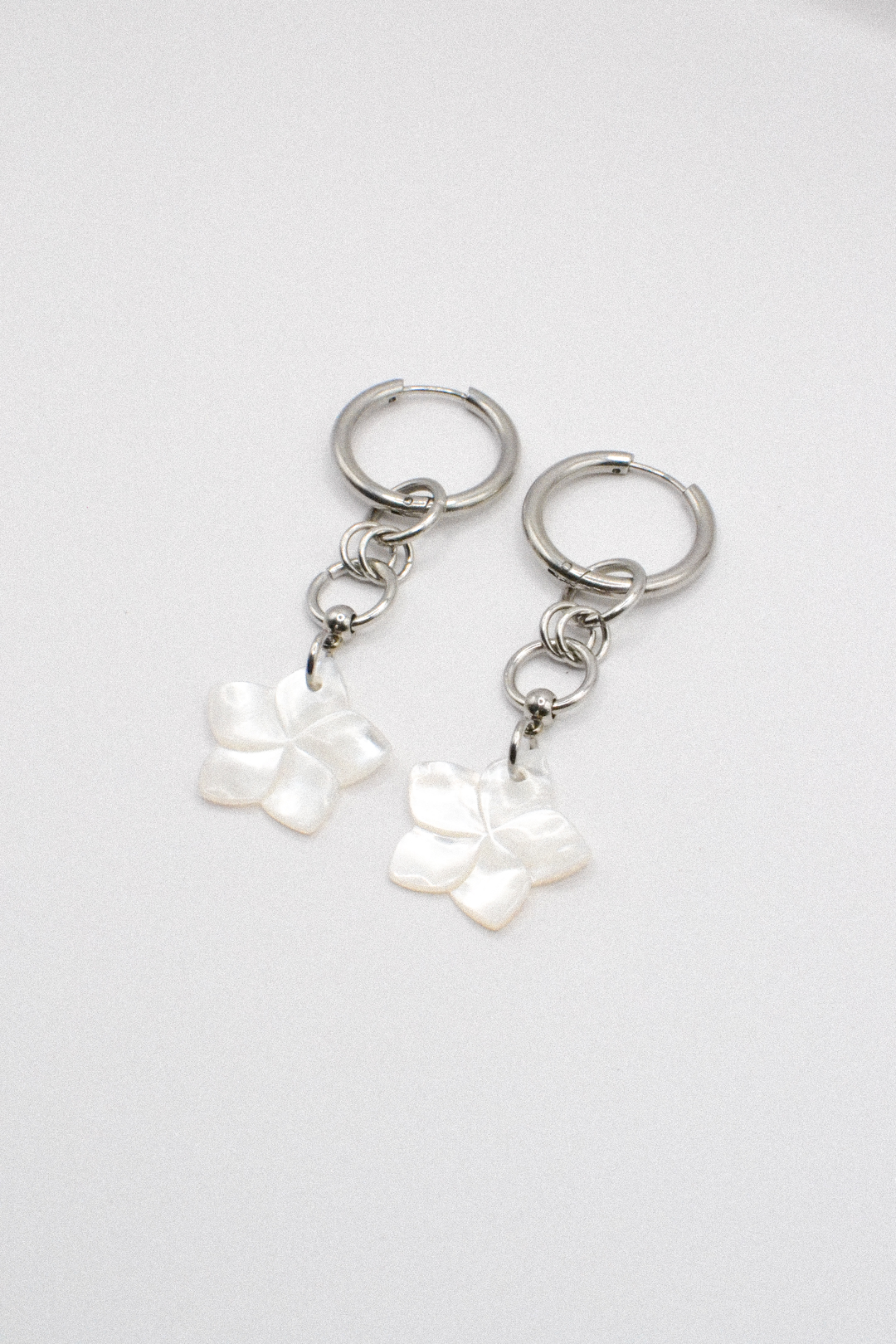 Photo du bijoux :  Boucles d’oreilles “Vahi” – Fleurs en nacre et acier inoxydable #2