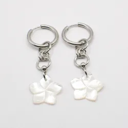 Miniature du produit Boucles d’oreilles “Vahi” – Fleurs en nacre et acier inoxydable #4