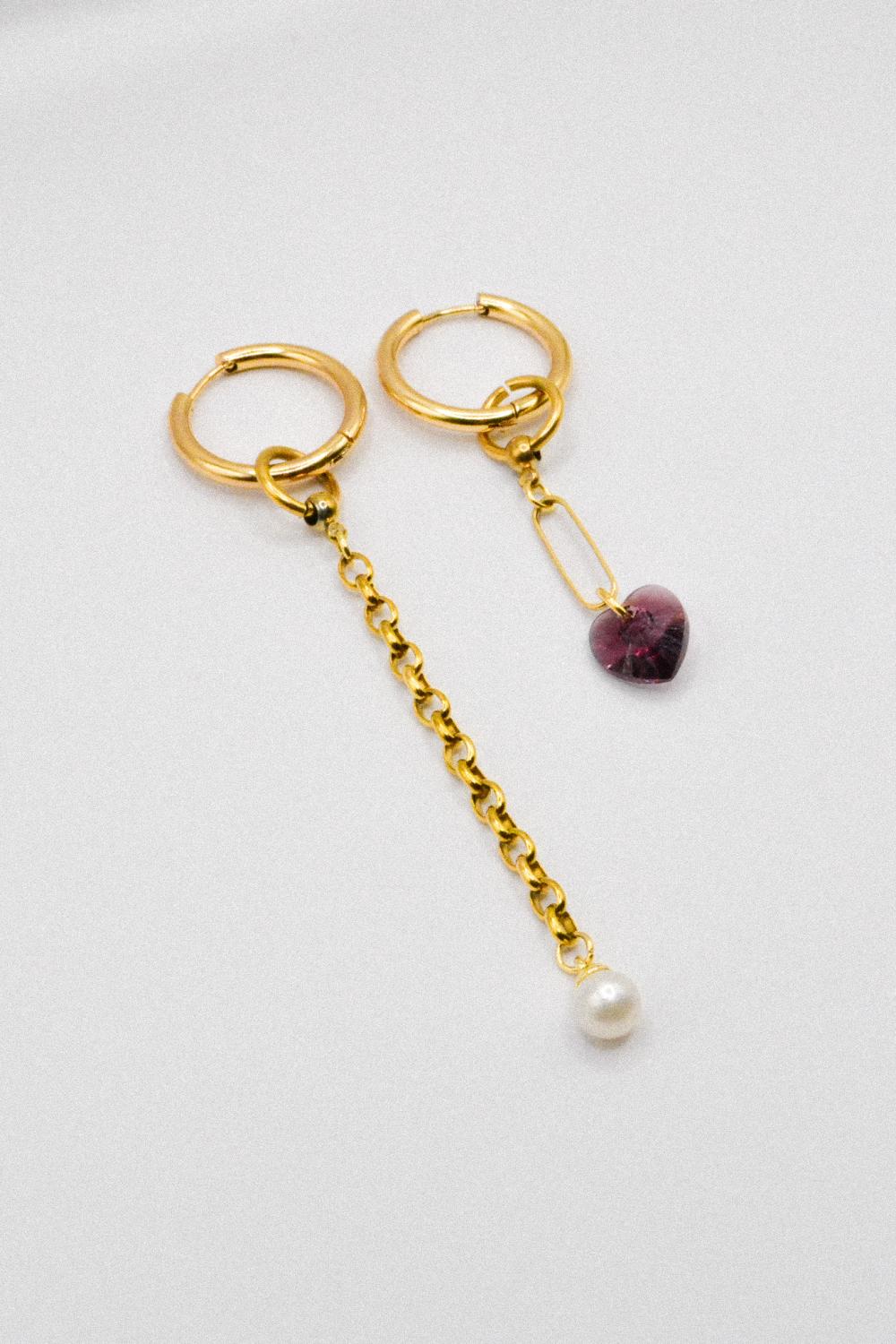 Photo du bijoux :  Boucles d’oreilles asymétriques « Goldrush » - Acier inoxydable doré, cœur en cristal et perle #2