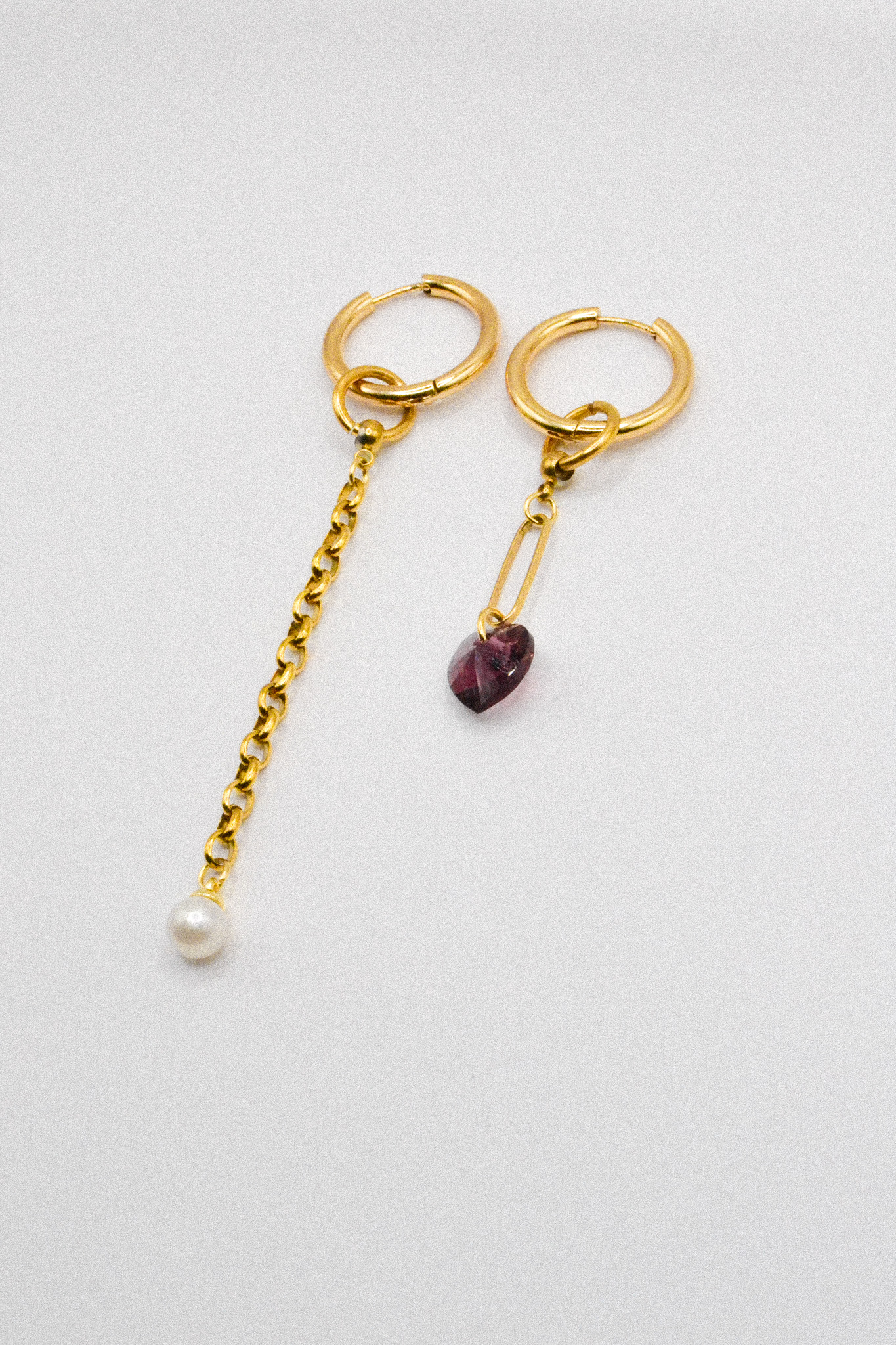 Photo du bijoux :  Boucles d’oreilles asymétriques « Goldrush » - Acier inoxydable doré, cœur en cristal et perle #3