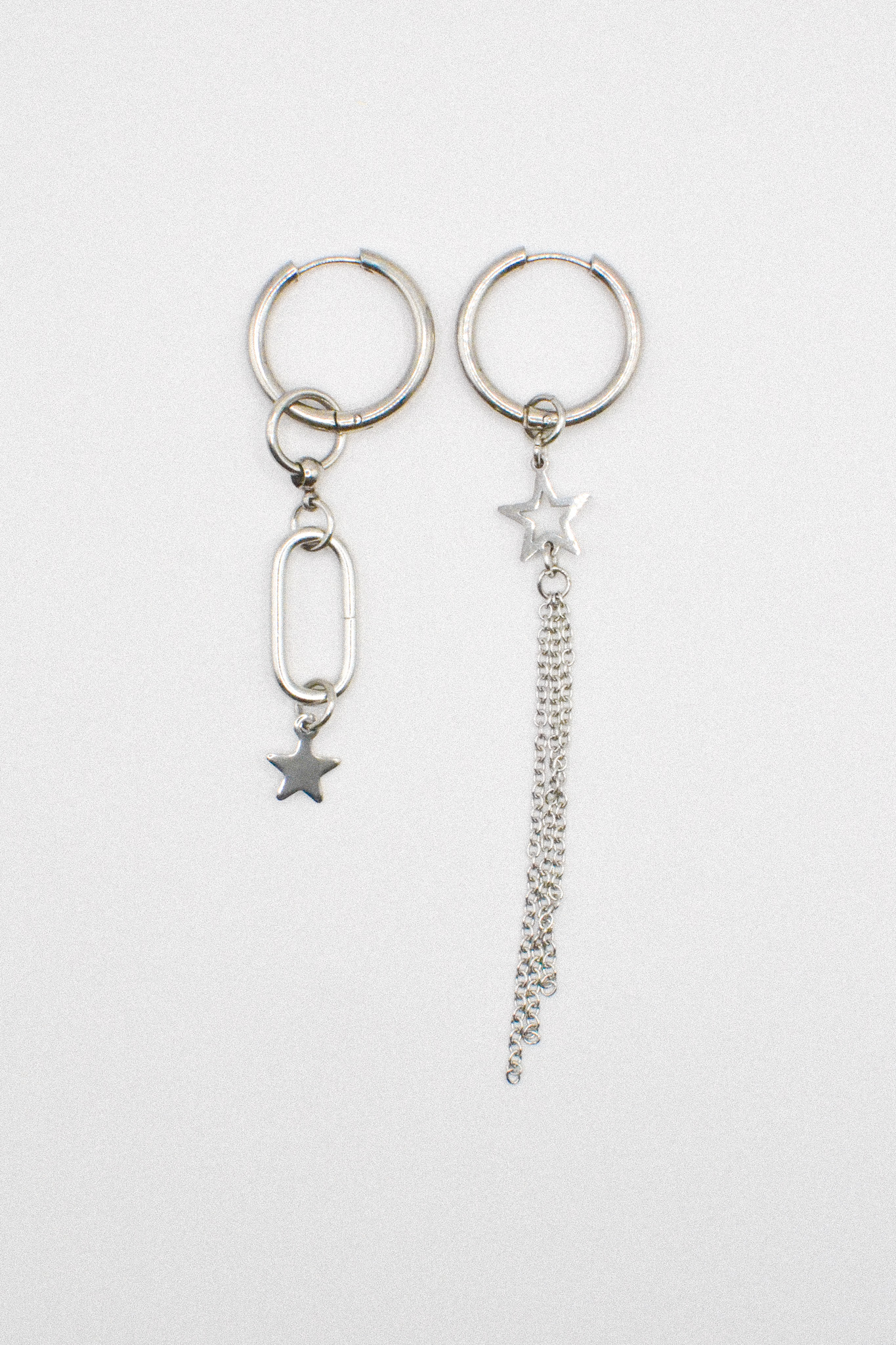 Photo du bijoux :  Boucles d'oreilles "Night Shift" - asymétriques argentées  #1