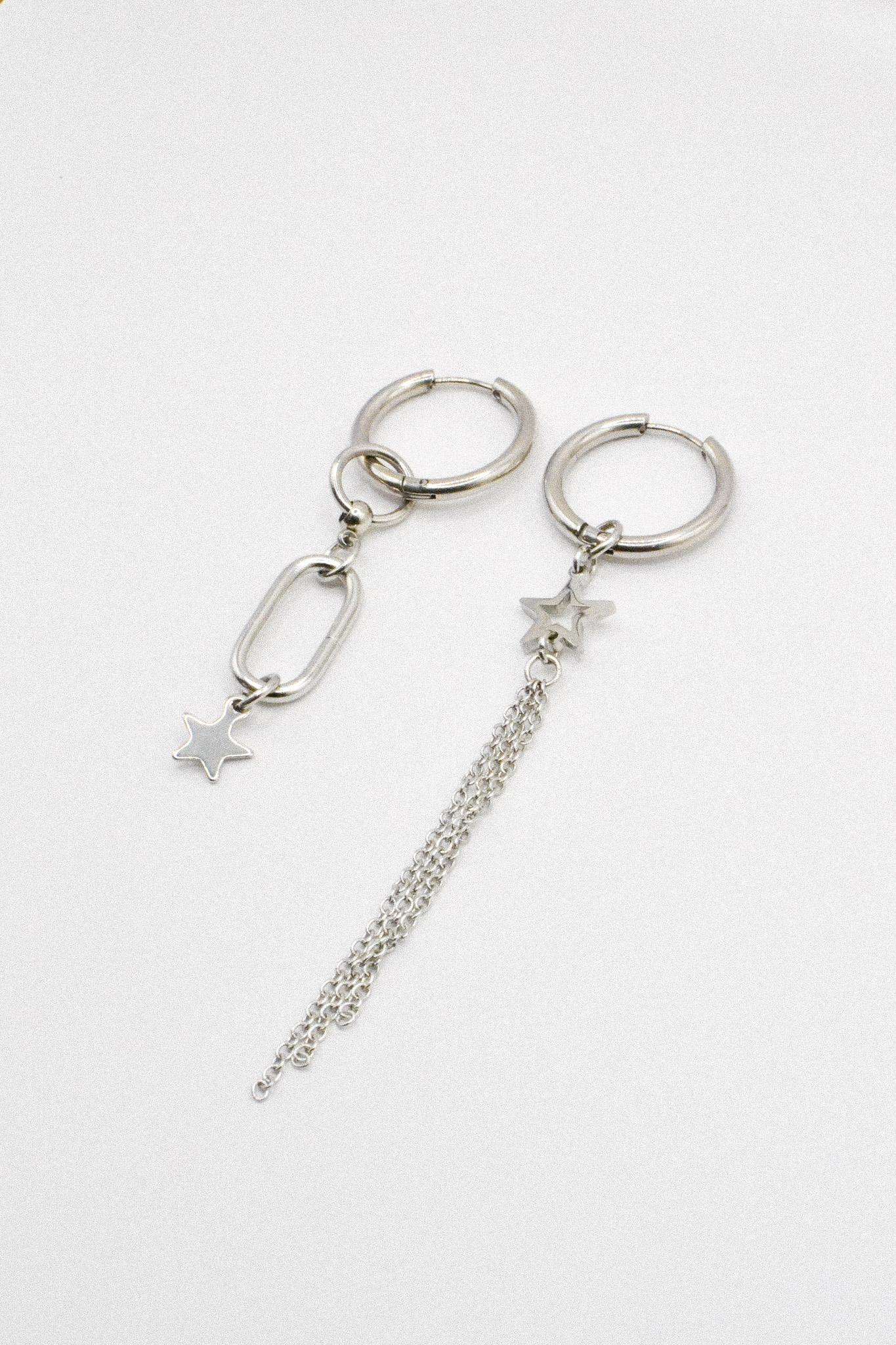 Photo du bijoux :  Boucles d'oreilles "Night Shift" - asymétriques argentées  #2