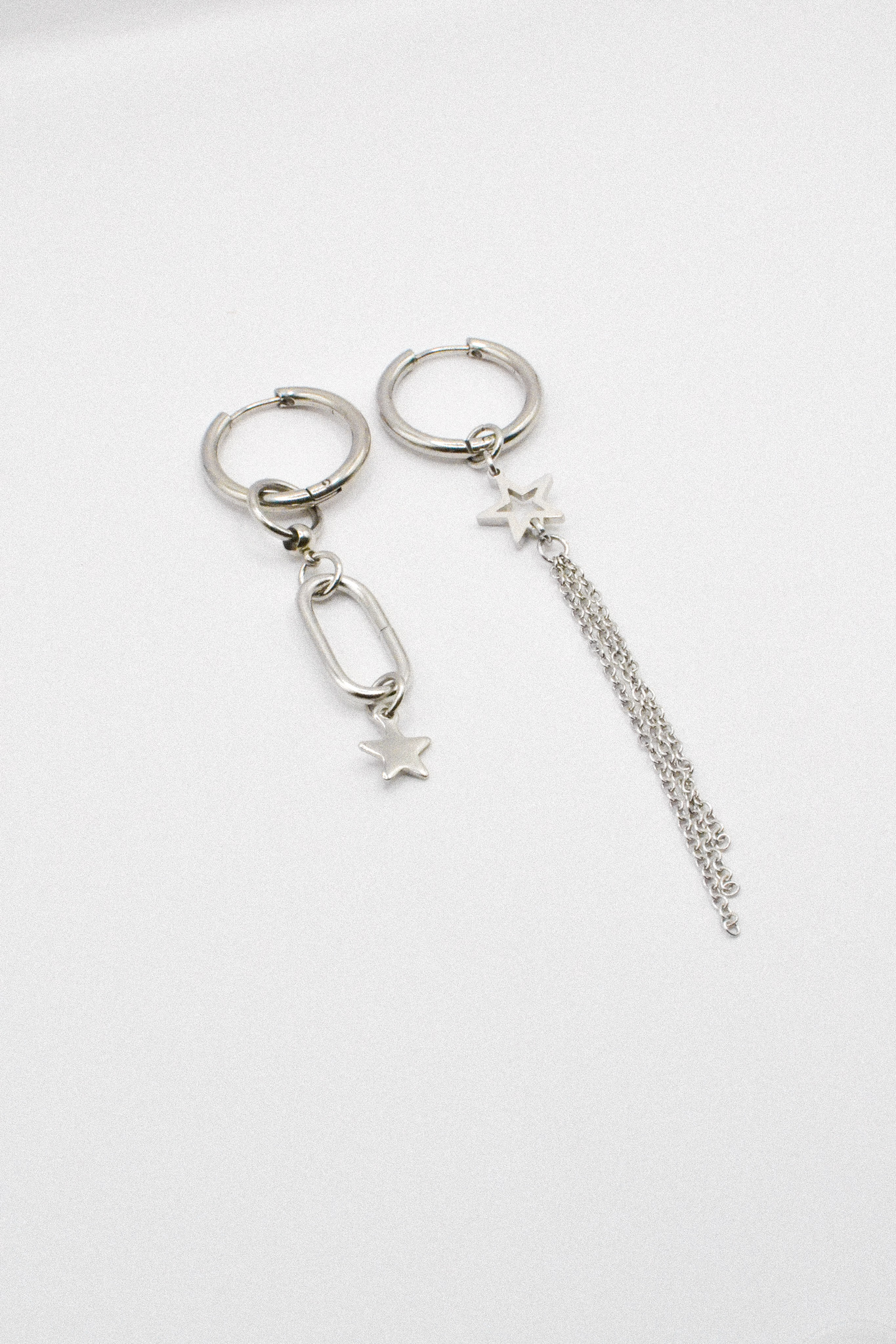 Photo du bijoux :  Boucles d'oreilles "Night Shift" - asymétriques argentées  #3