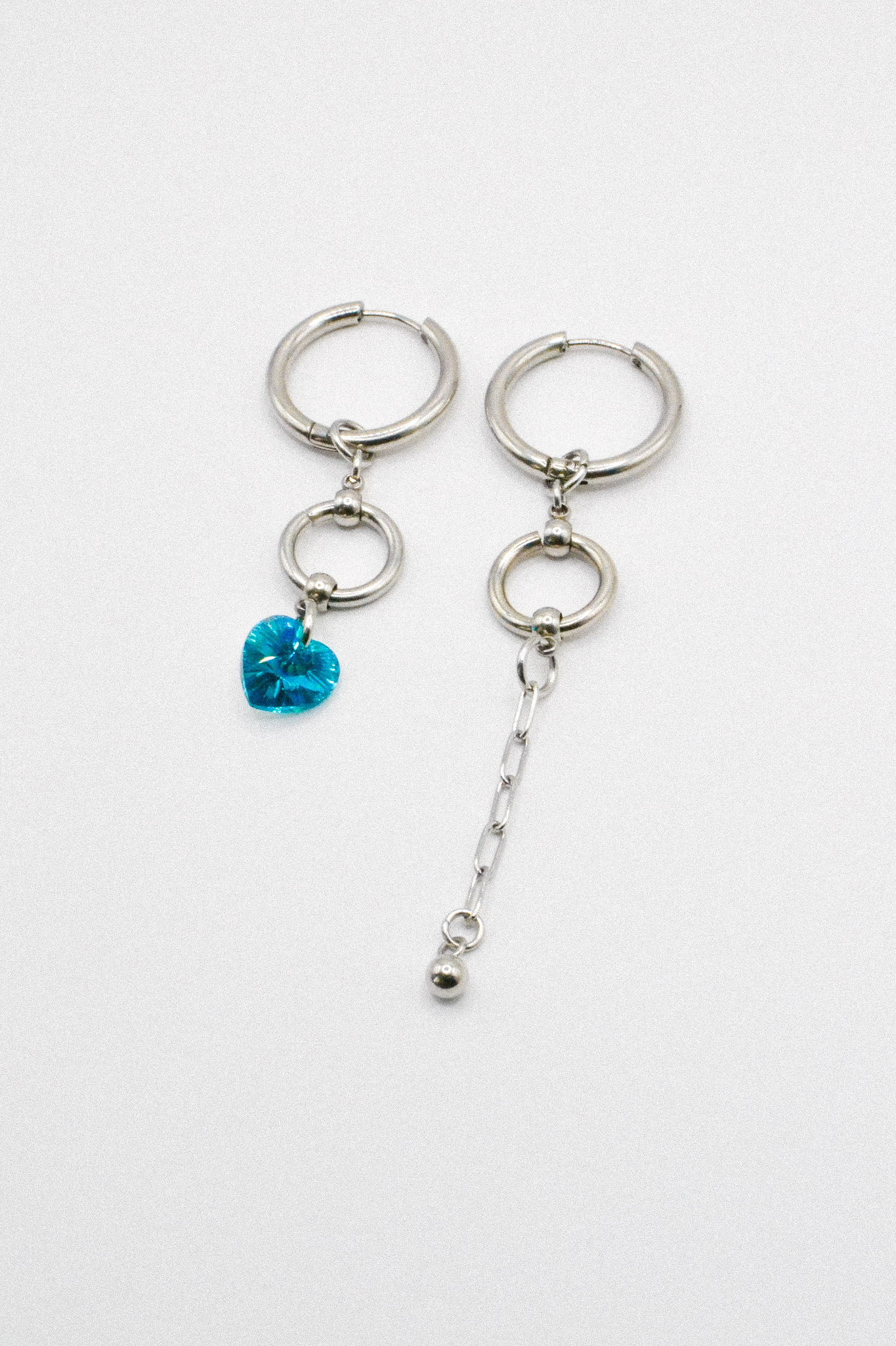 Photo du bijoux :  Boucles d'oreilles "Abyss Babe" - asymétriques coeurs crystal bleus #2