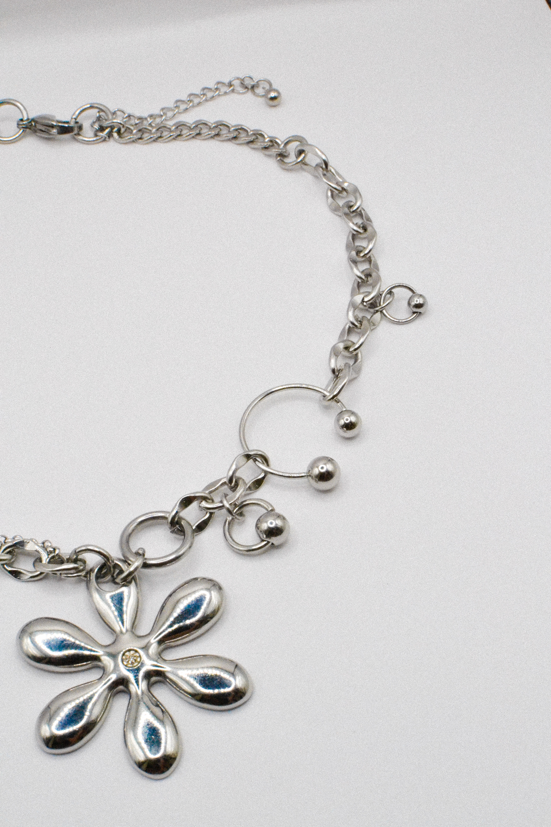 Photo du bijoux :  Collier « Bad Bloom » - pendentif upcyclé #6