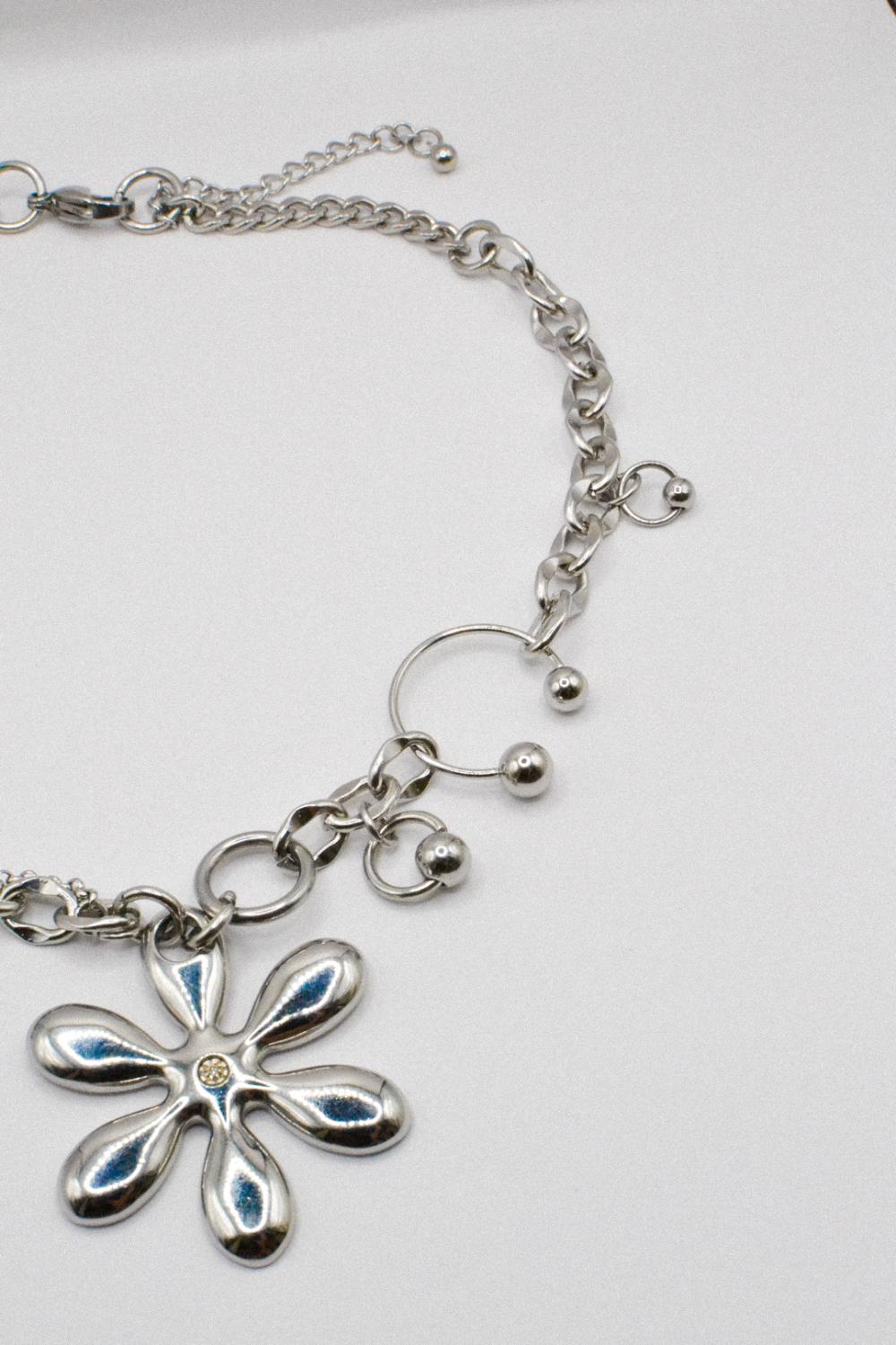 Photo du bijoux :  Collier « Bad Bloom » - pendentif upcyclé #6