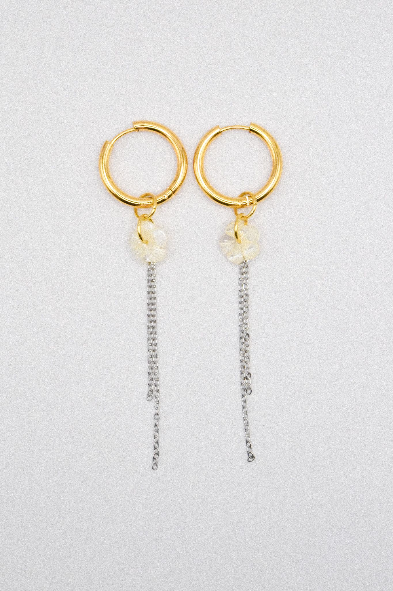 Photo du bijoux :  Boucles d'oreilles "White Noise" - acier inoxydable et fleurs en nacre #1