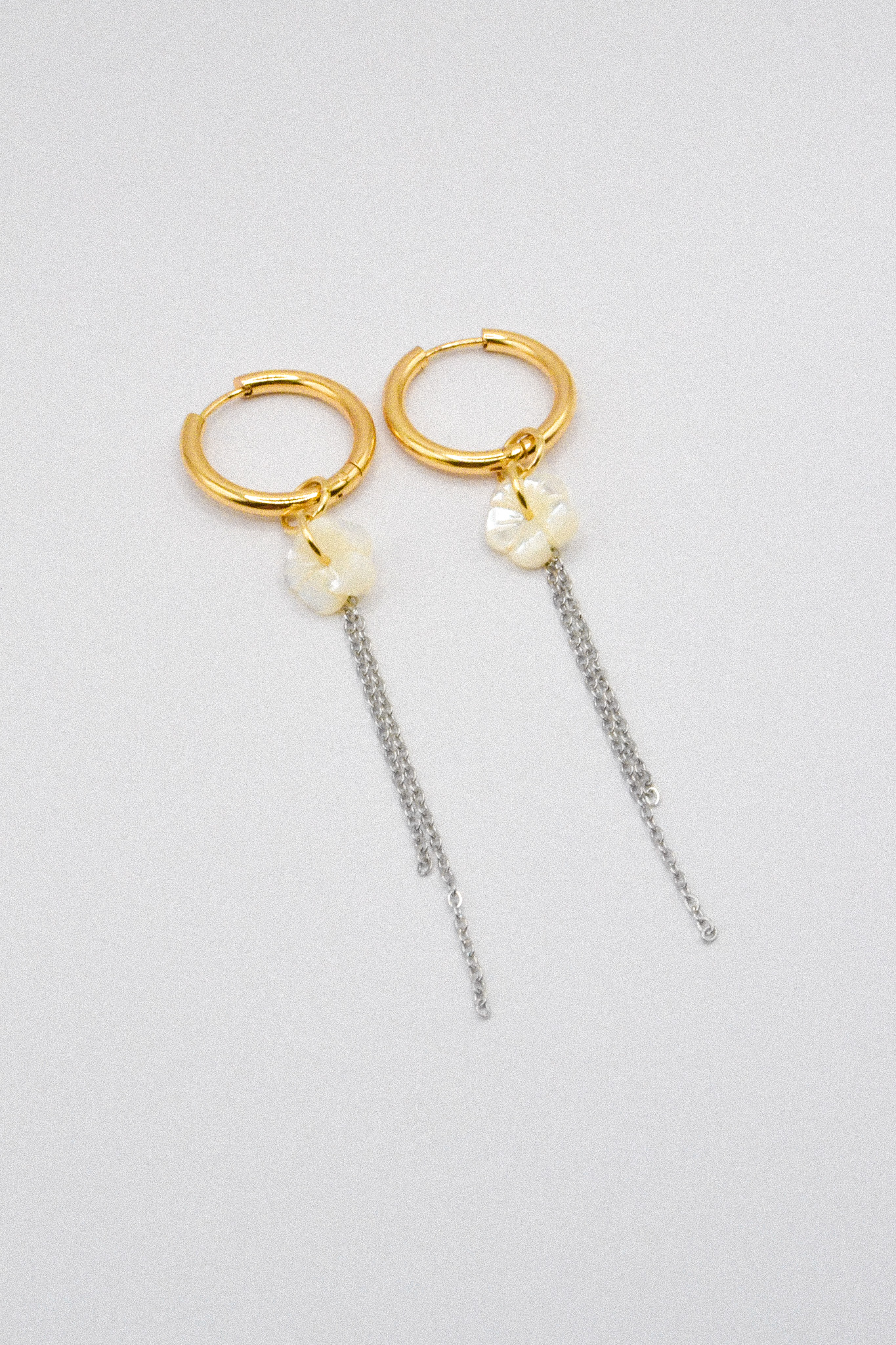 Photo du bijoux :  Boucles d'oreilles "White Noise" - acier inoxydable et fleurs en nacre #2