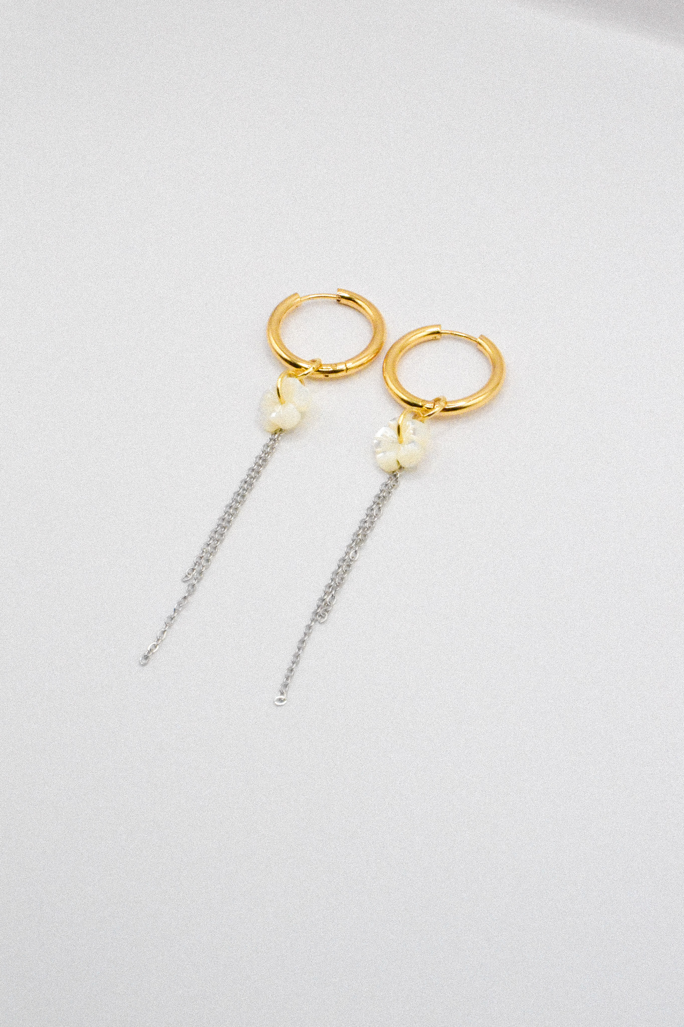 Photo du bijoux :  Boucles d'oreilles "White Noise" - acier inoxydable et fleurs en nacre #3