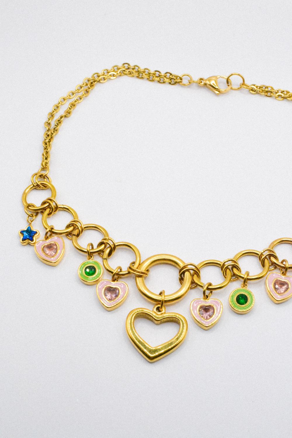 Photo du bijoux :  Collier “Lucky Hearts” – Chaîne dorée et charms cœurs & étoiles #1