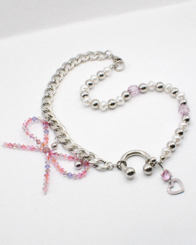 Photo du bijoux :  Collier “Kitty Chain” – Chaîne argentée, perles et cœur rose - Pièce unique perles upcyclées