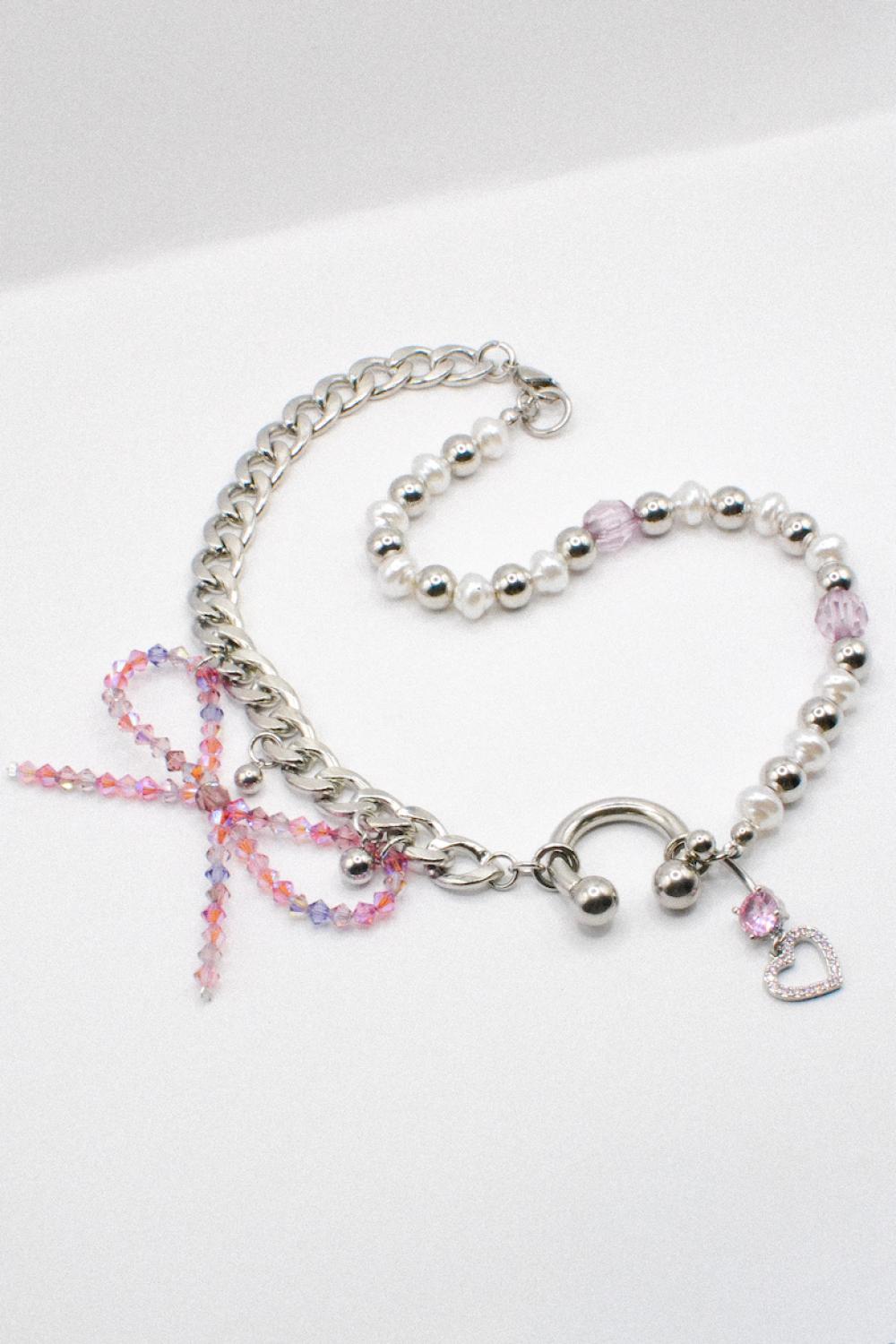 Photo du bijoux :  Collier “Kitty Chain” – Chaîne argentée, perles et cœur rose - Pièce unique perles upcyclées #1