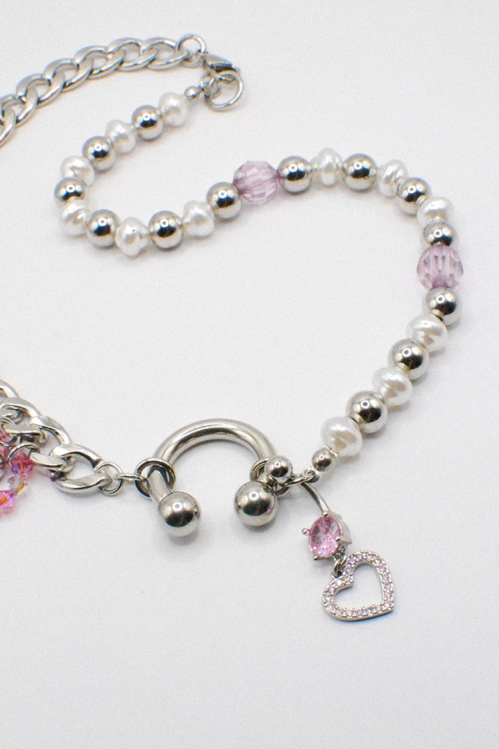Photo du bijoux :  Collier “Kitty Chain” – Chaîne argentée, perles et cœur rose - Pièce unique perles upcyclées #3