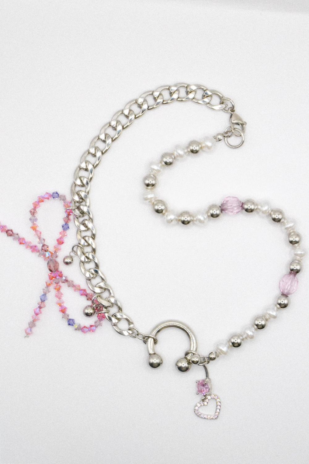 Photo du bijoux :  Collier “Kitty Chain” – Chaîne argentée, perles et cœur rose - Pièce unique perles upcyclées #4