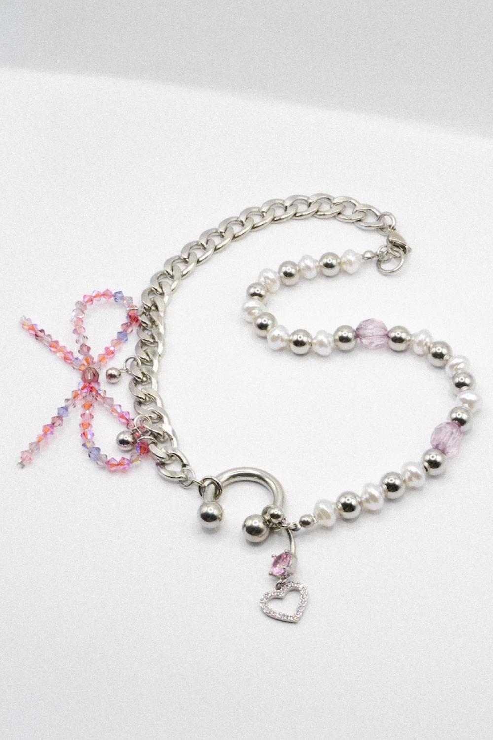 Photo du bijoux :  Collier “Kitty Chain” – Chaîne argentée, perles et cœur rose - Pièce unique perles upcyclées #5