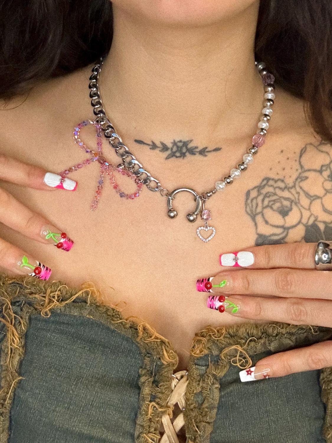 Photo du bijoux :  Collier “Kitty Chain” – Chaîne argentée, perles et cœur rose - Pièce unique perles upcyclées #6